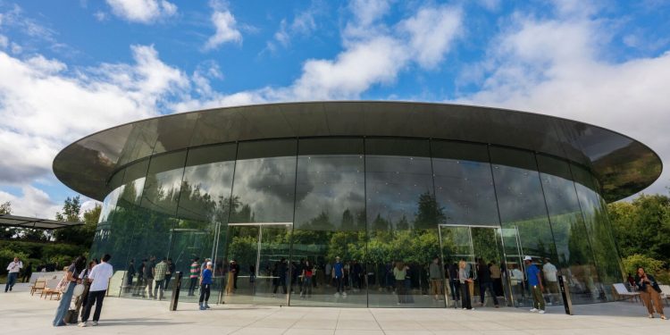 Apple se inclina para triunfar presión para eliminar la aplicación IceBlock: NPR