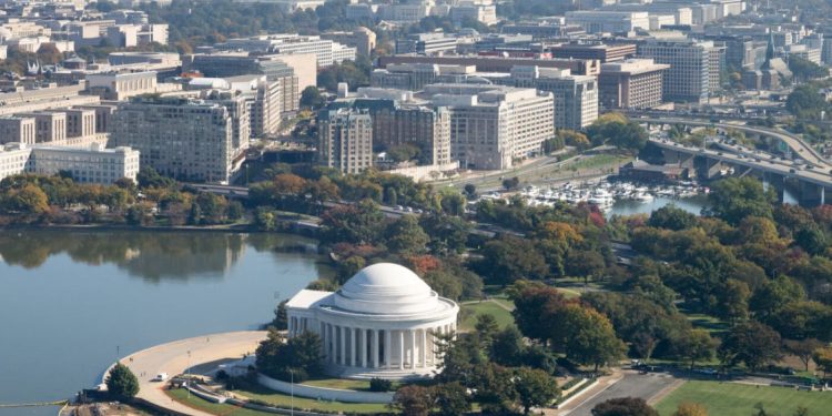 La Casa Blanca despide a la comisión de artes que revisa los diseños de edificios federales: NPR