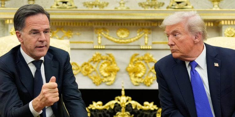 Trump impone nuevas sanciones a los gigantes petroleros rusos en un intento por poner fin a la guerra en Ucrania: NPR