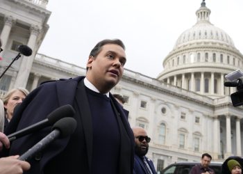 Trump conmuta la pena de prisión de George Santos: NPR