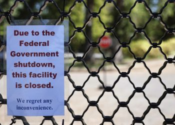 Cortes de financiación a los estados azules; Evacuación de la ciudad de Gaza: NPR