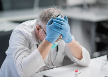 La 'competencia de vergüenza' tiene como objetivo romper el ciclo de culpa en medicina: NPR