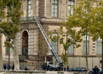 Ladrones enmascarados roban joyas 'invaluables' del museo del Louvre: NPR