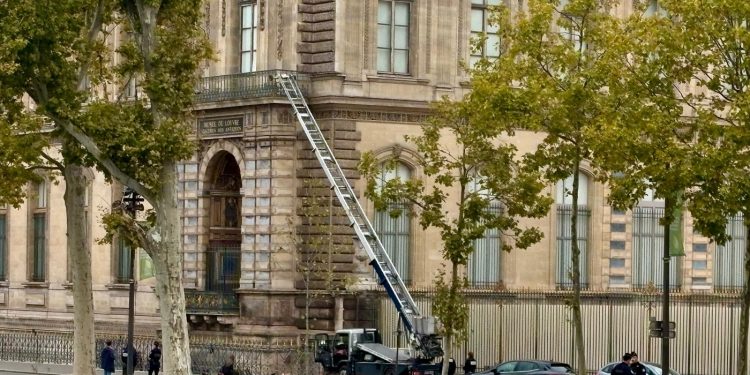 Ladrones enmascarados roban joyas 'invaluables' del museo del Louvre: NPR