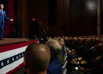 Hegseth ordena a las tropas que observen su discurso denunciando a un ejército 'despertado': NPR