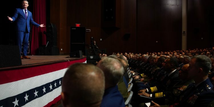 Hegseth ordena a las tropas que observen su discurso denunciando a un ejército 'despertado': NPR