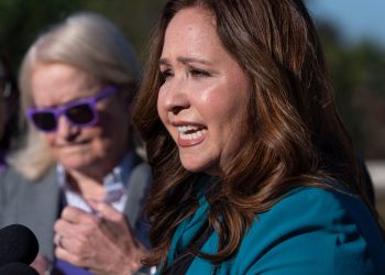 Adelita Grijalva puede forzar una votación sobre los archivos de Epstein, pero aún no ha prestado juramento: NPR