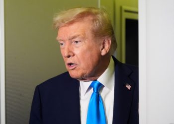 Trump amenaza a Canadá con un impuesto de importación adicional del 10% por un anuncio antiaranceles: NPR