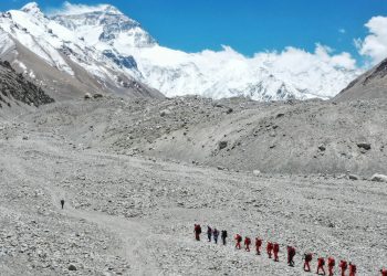 Tormenta de nieve atrapa a cientos de excursionistas en el Monte Everest durante las vacaciones nacionales de China: NPR