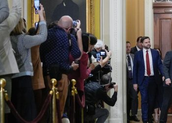 Juez extiende orden que prohíbe a la administración Trump despedir a trabajadores federales durante el cierre