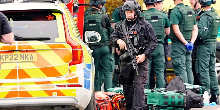 Ataque de automóviles y cuchillos en la sinagoga del Reino Unido en Yom Kippur mata 2 y lastiman 3