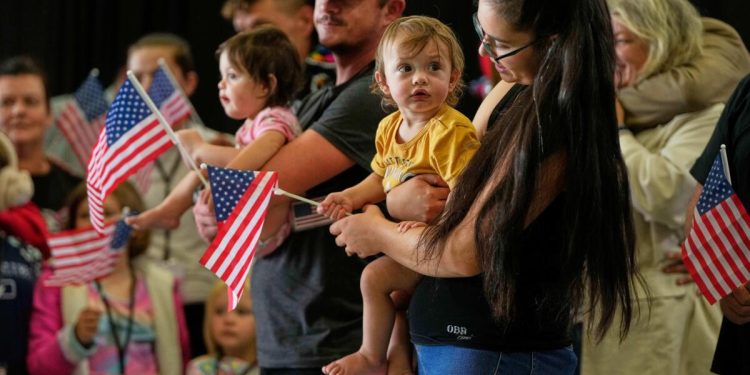 La administración Trump limita el número de refugiados a 7.500 y son en su mayoría sudafricanos blancos