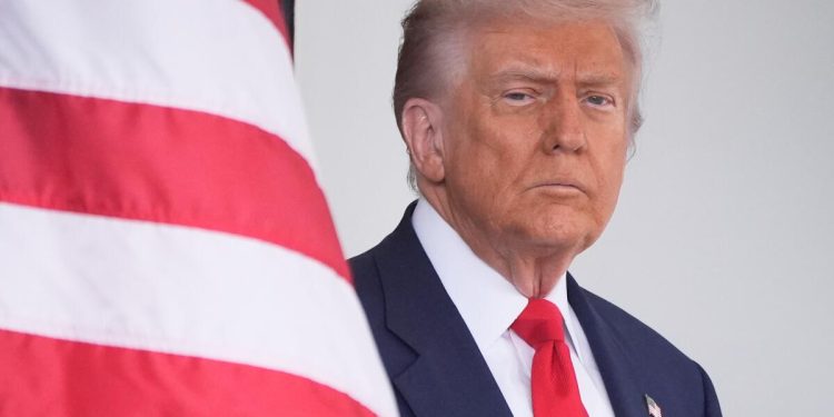 Estados Unidos ataca otro barco acusado de transportar drogas en aguas frente a Venezuela y mata a 6 personas, dice Trump