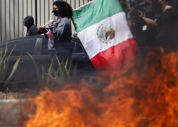 El hombre se declara culpable de arrojar un cóctel Molotov a los agentes durante la protesta de Los Ángeles