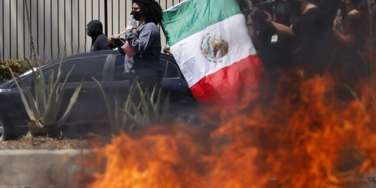 El hombre se declara culpable de arrojar un cóctel Molotov a los agentes durante la protesta de Los Ángeles