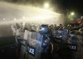La policía de Georgia usa cañones de agua para retirar a los manifestantes que intentan asaltar el Palacio Presidencial