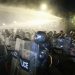 La policía de Georgia usa cañones de agua para retirar a los manifestantes que intentan asaltar el Palacio Presidencial