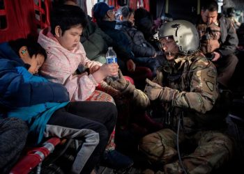 Los daños de la tormenta en Alaska son tan graves que muchos evacuados no volverán a casa durante al menos 18 meses, dice el gobernador