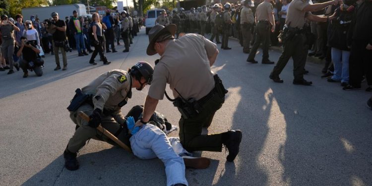 Los manifestantes en la instalación de ICE se oponen a las barricadas, los agentes detienen a varias personas