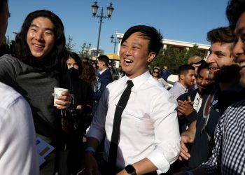 Muchos temen que los límites a los préstamos federales disuadan a los aspirantes a médicos y empeore la escasez de médicos