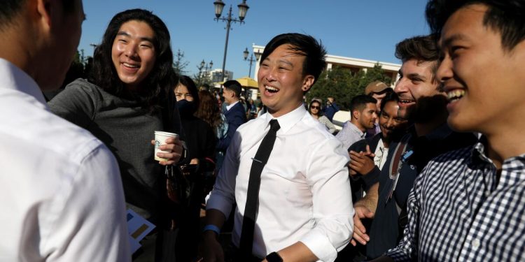 Muchos temen que los límites a los préstamos federales disuadan a los aspirantes a médicos y empeore la escasez de médicos