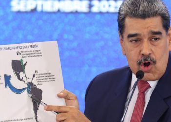 Maduro de Venezuela dice que Estados Unidos está «fabricando» una guerra mientras se acerca un portaaviones