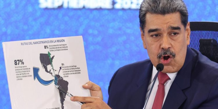 Maduro de Venezuela dice que Estados Unidos está «fabricando» una guerra mientras se acerca un portaaviones