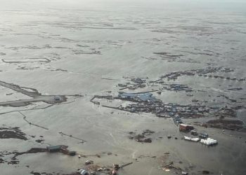 Alaska trabaja para rescatar a las víctimas de la tormenta en helicóptero y avión en un histórico puente aéreo