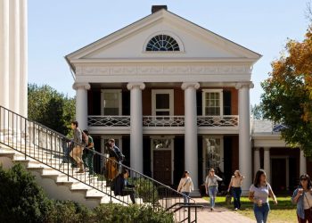 La Universidad de Virginia llega a un acuerdo para detener las investigaciones de la administración Trump