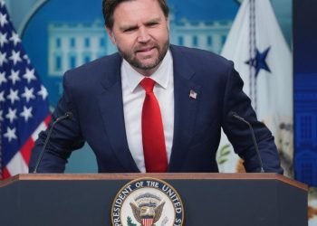 Vance descarta la indignación bipartidista por los mensajes ofensivos de los jóvenes republicanos como «agarrando la perla»