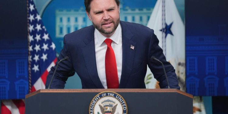 Vance descarta la indignación bipartidista por los mensajes ofensivos de los jóvenes republicanos como «agarrando la perla»