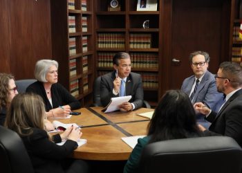 Trump usa recortes de fondos repetidos para presionar a California, lo que complica la lucha legal del estado