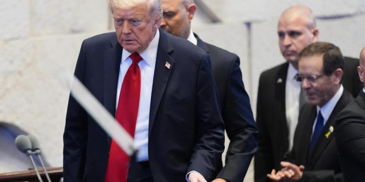 Trump insta a Israel a aprovechar la oportunidad de lograr la paz antes de la cumbre de Egipto sobre el futuro de Gaza