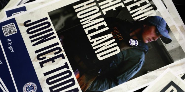 Los anuncios de ICE se transmiten cerca de usted. Así es la rebelión en línea