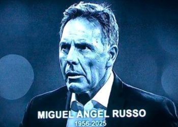 Vídeo: el emotivo minuto de silencio en honor a Russo antes del partido de la Selección :: Olé