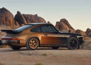 Porsche 911 1984 reacabado brilla en el desierto de California