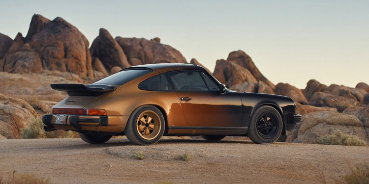 Porsche 911 1984 reacabado brilla en el desierto de California