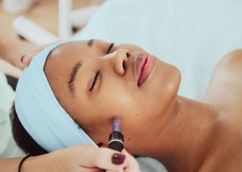 ¿Qué es un facial con esperma de salmón? Cómo funciona, beneficios, riesgos y dónde conseguir uno