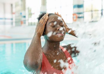 ¿Por qué tengo dolor de estómago después de nadar?