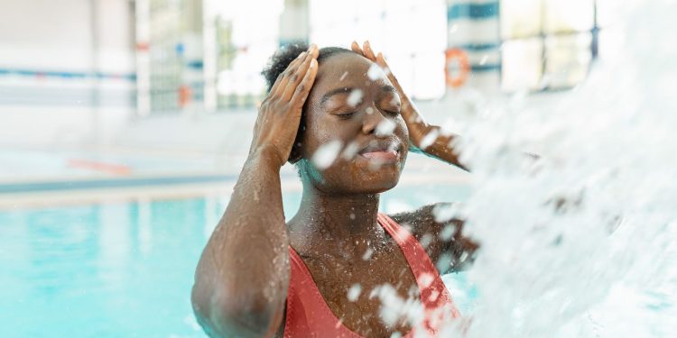 ¿Por qué tengo dolor de estómago después de nadar?