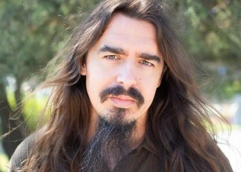 Entrevista a Eduardo Villanueva, autor de 'Edificios en llamas y ventanas abiertas'