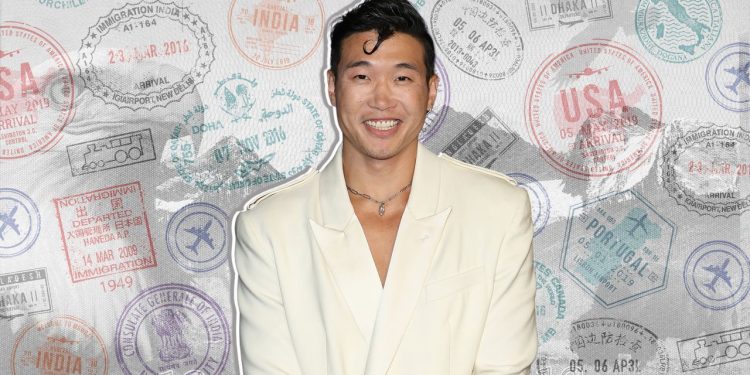Joel Kim Booster escribió la mayor parte de una película en un vuelo a Tokio