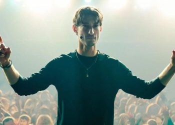 Pierre Niney dans la peau d'un Gourou aussi toxique que glaçant