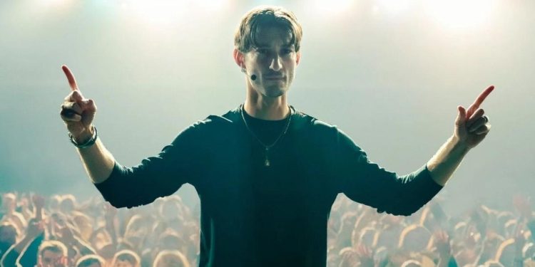 Pierre Niney dans la peau d'un Gourou aussi toxique que glaçant