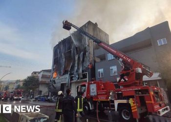 Seis personas mueren en un incendio en un almacén de perfumes en Turquía