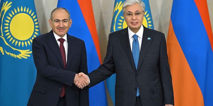 Kazajstán muestra su apoyo a las iniciativas de corredores de paz y transporte de Armenia