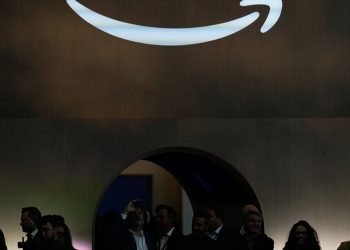 OpenAI y Amazon firman un acuerdo de 38.000 millones de dólares para potencia informática de IA