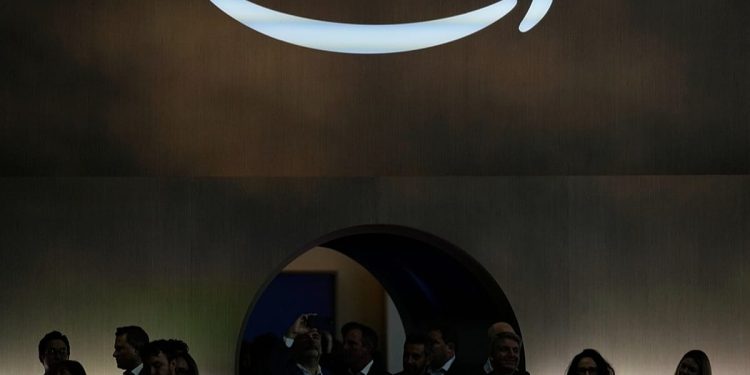 OpenAI y Amazon firman un acuerdo de 38.000 millones de dólares para potencia informática de IA