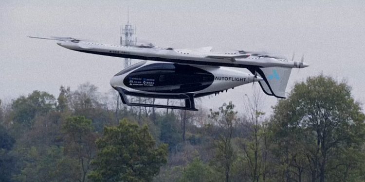 Video. El eVTOL de 2 toneladas de China completa un vuelo de prueba de carga a través de la ciudad