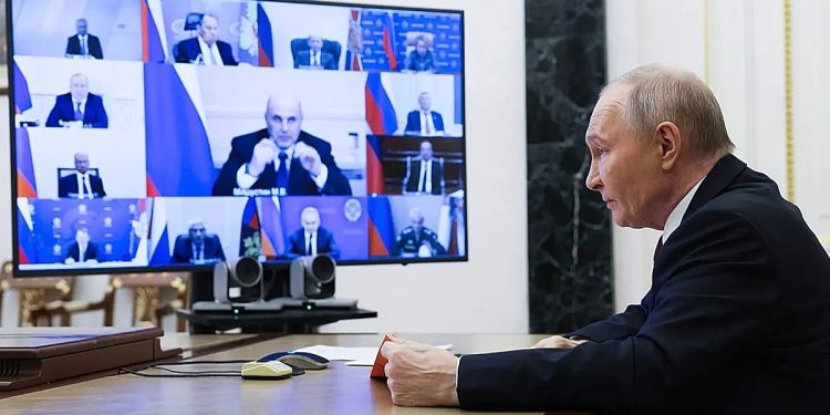 Zelenskyy enfrenta una decisión difícil mientras Putin acoge con satisfacción el plan de paz entre Estados Unidos y Rusia